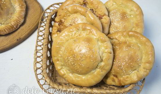 дрожжевые булочки с колбасой и сыром