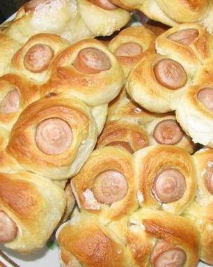Дрожжевые булочки с сосисками по-домашнему