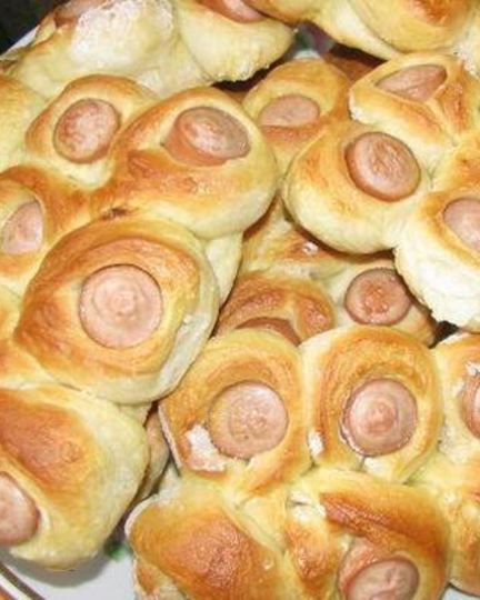Рецепт дрожжевых булочек с сосисками по-домашнему