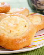 Дрожжевые ватрушки с творогом по-домашнему