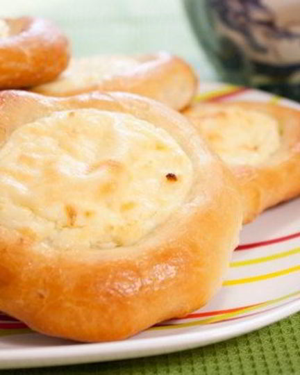 Рецепт дрожжевых ватрушек с творогом по-домашнему