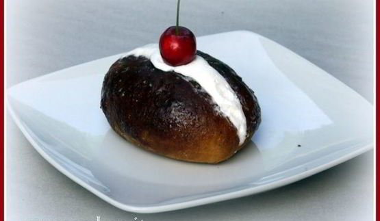 маритоцци — воздушные булочки со взбитыми сливками