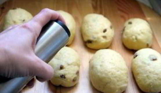 маритоцци — воздушные булочки со взбитыми сливками