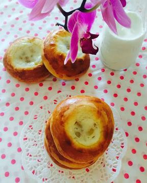 Нежные булочки со сметаной и изюмом