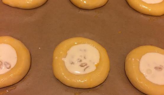 нежные булочки со сметаной и изюмом