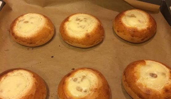 нежные булочки со сметаной и изюмом