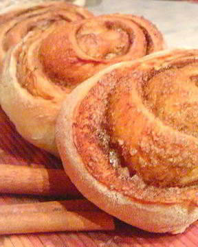 Сдобные булочки с корицей
