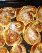 Сладкие булочки сердечки с сахаром