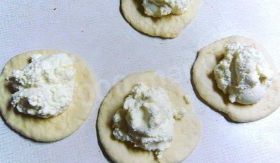 творожная ватрушка с повидлом из дрожжевого теста