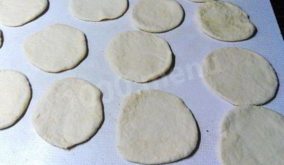 творожная ватрушка с повидлом из дрожжевого теста