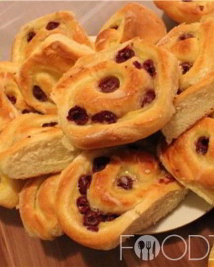 Рецепт творожных булочек с вишней