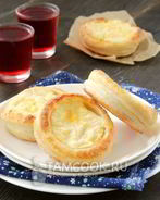 Ватрушки из слоеного теста с творогом