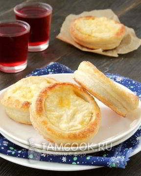 Ватрушки из слоеного теста с творогом