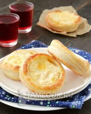 Ватрушки из слоеного теста с творогом