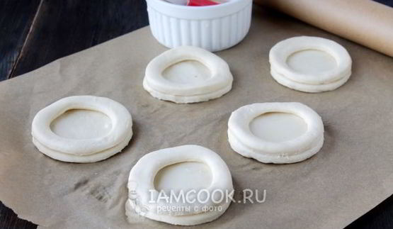 ватрушки из слоеного теста с творогом