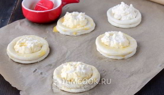 ватрушки из слоеного теста с творогом