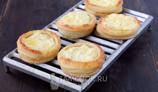 ватрушки из слоеного теста с творогом