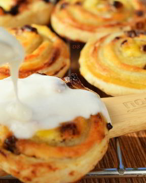 Ватрушки с творогом в сметанной заливке