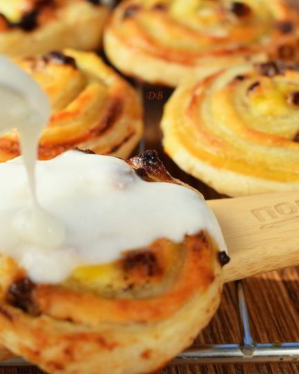 Рецепт ватрушек с творогом в сметанной заливке