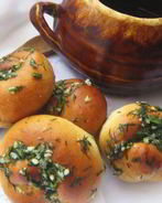 Закусочные булочки с зеленью и чесноком