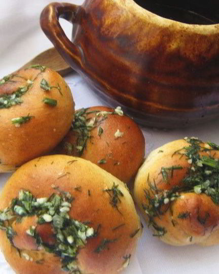 Рецепт закусочных булочек с зеленью и чесноком