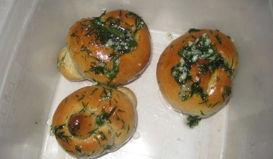закусочные булочки с зеленью и чесноком