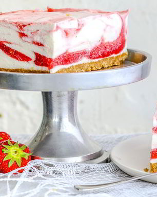 Чизкейк с клубникой без выпечки