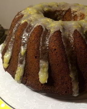 Банановый кекс с маком и лимонной глазурью