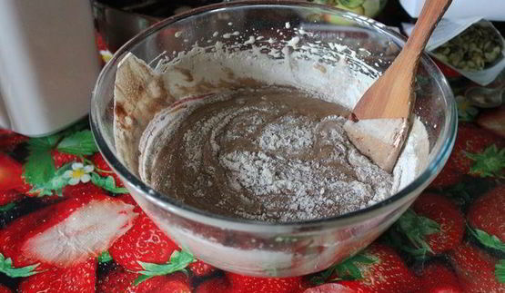 гречишный кекс с шоколадом, изюмом и тыквенными семечками