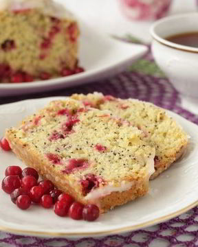 Кекс кукурузный с маком и брусникой