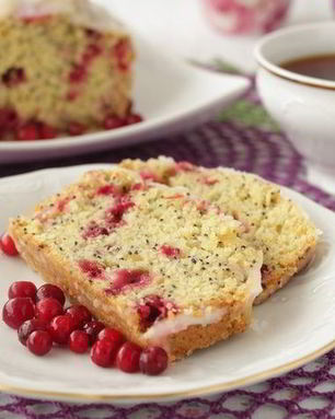 Кекс кукурузный с маком и брусникой