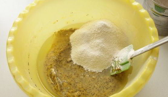 кекс кукурузный с маком и брусникой