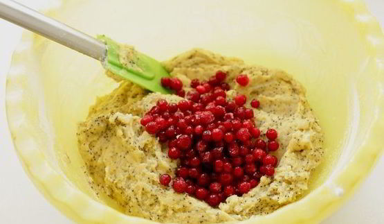 кекс кукурузный с маком и брусникой