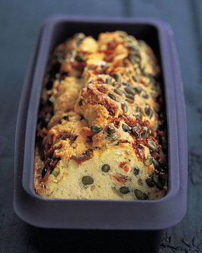 Кекс с томатами и фисташками