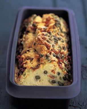 Кекс с томатами и фисташками