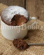 Кекс в чашке в микроволновке