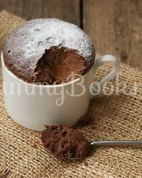 Кекс в чашке в микроволновке