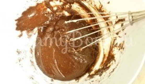 кекс в чашке в микроволновке