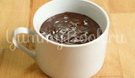 кекс в чашке в микроволновке