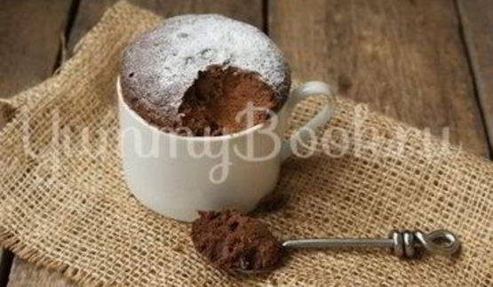 кекс в чашке в микроволновке