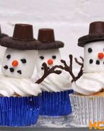 Новогодние капкейки в виде снеговичков