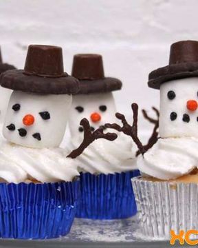 Новогодние капкейки в виде снеговичков