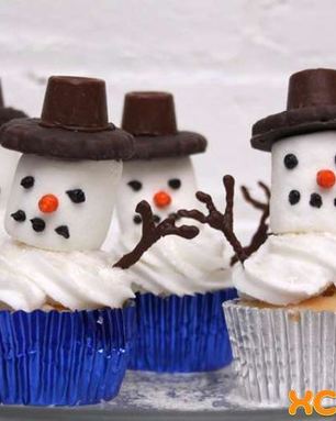 Новогодние капкейки в виде снеговичков