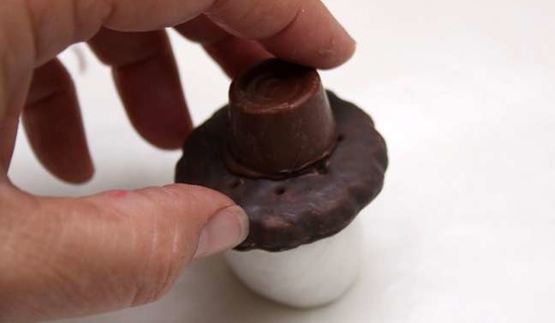 новогодние капкейки в виде снеговичков