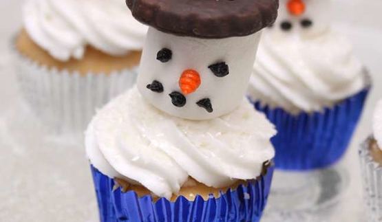 новогодние капкейки в виде снеговичков