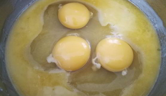 пышный кекс с кусочками шоколада