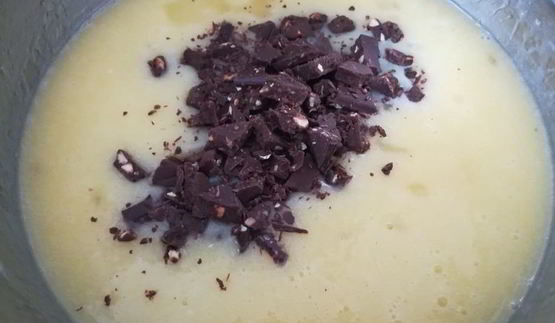 пышный кекс с кусочками шоколада