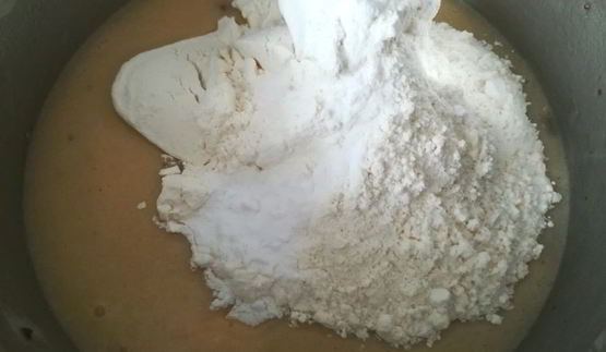 пышный кекс с кусочками шоколада