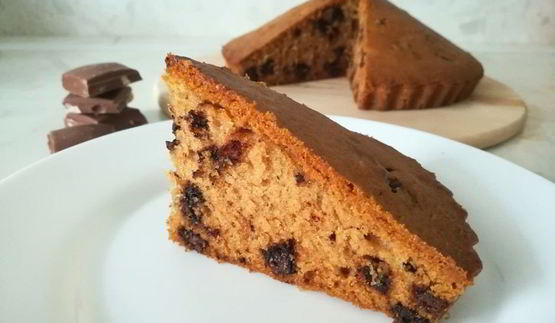 пышный кекс с кусочками шоколада