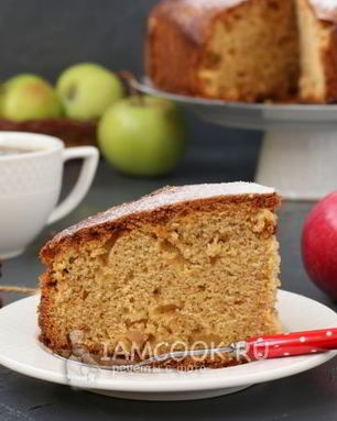 Пышный кекс с яблоками, имбирем и корицей